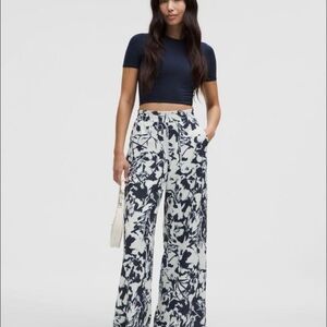 Lululemon Athletica Swift Mid-Rise Wide Leg Pants in Water Vapor Sz 0